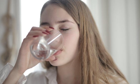 minum air putih setiap hari dengan berjuta manfaat di dalamnya